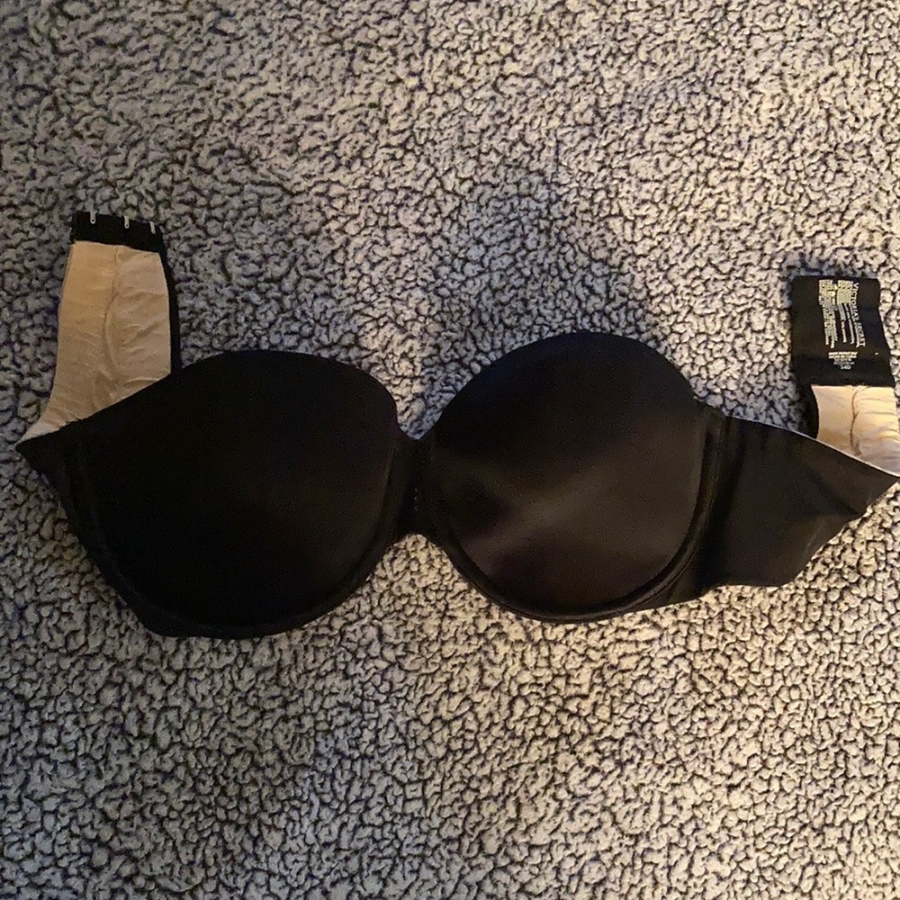 Black strapless bra